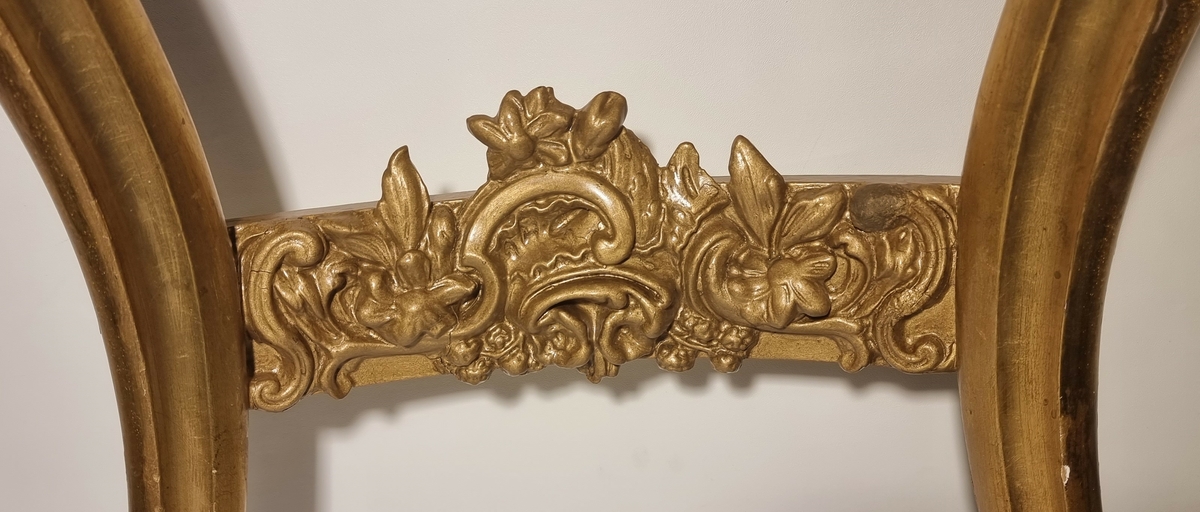 Forgylt konsollbord med rokoko-ornamenter