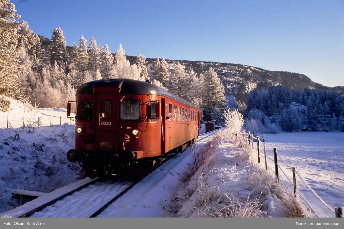 Dieselmotorvogn BM 86 20 med persontog fra Kongsberg til Rødberg ved Selsteigen holdeplass