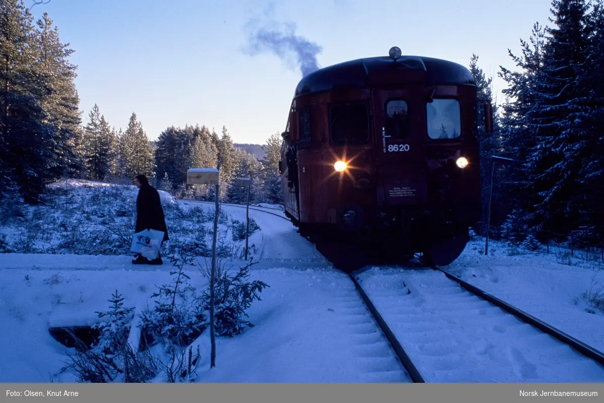 Dieselmotorvogn BM 86 20 med persontog fra Kongsberg til Rødberg har stoppet på en planovergang i nærheten av Fløtterud holdeplass for å slippe av en reisende