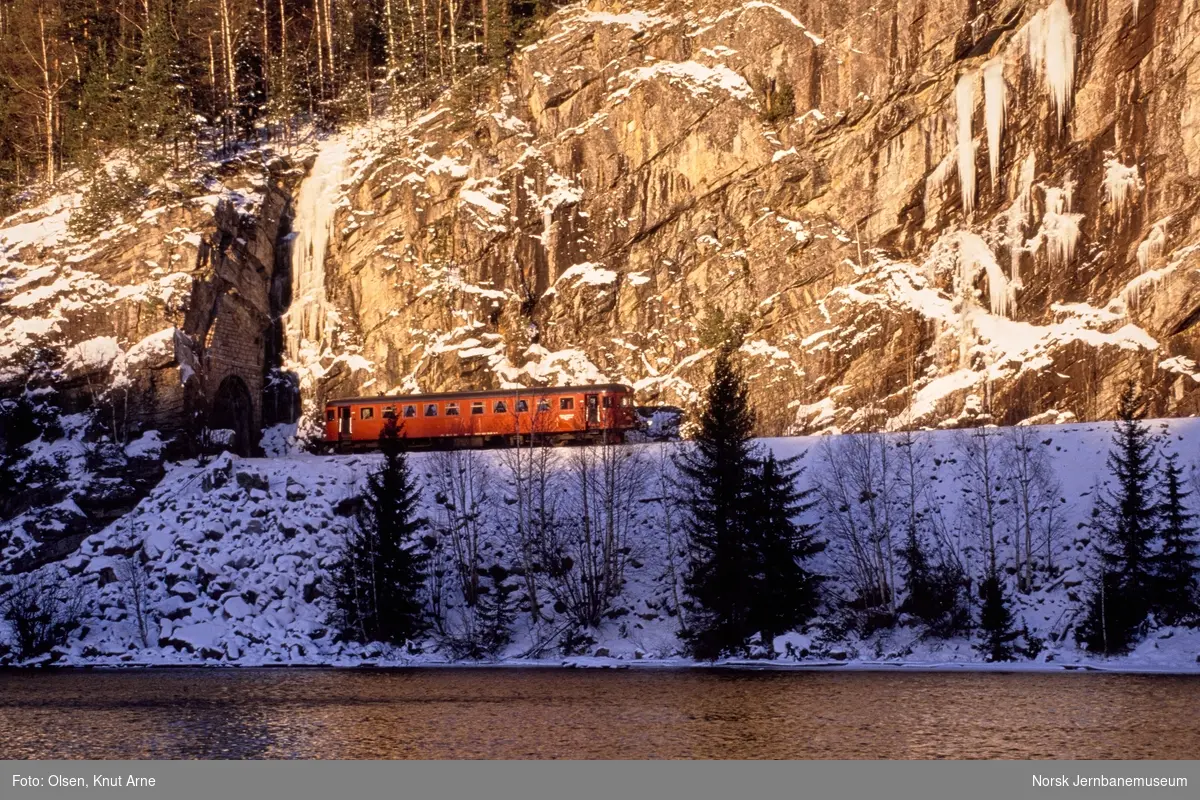 Dieselmotorvogn BM 86 15 med persontog fra Kongsberg til Rødberg ved Selsteigen tunnel mellom Djupdal og Rollag