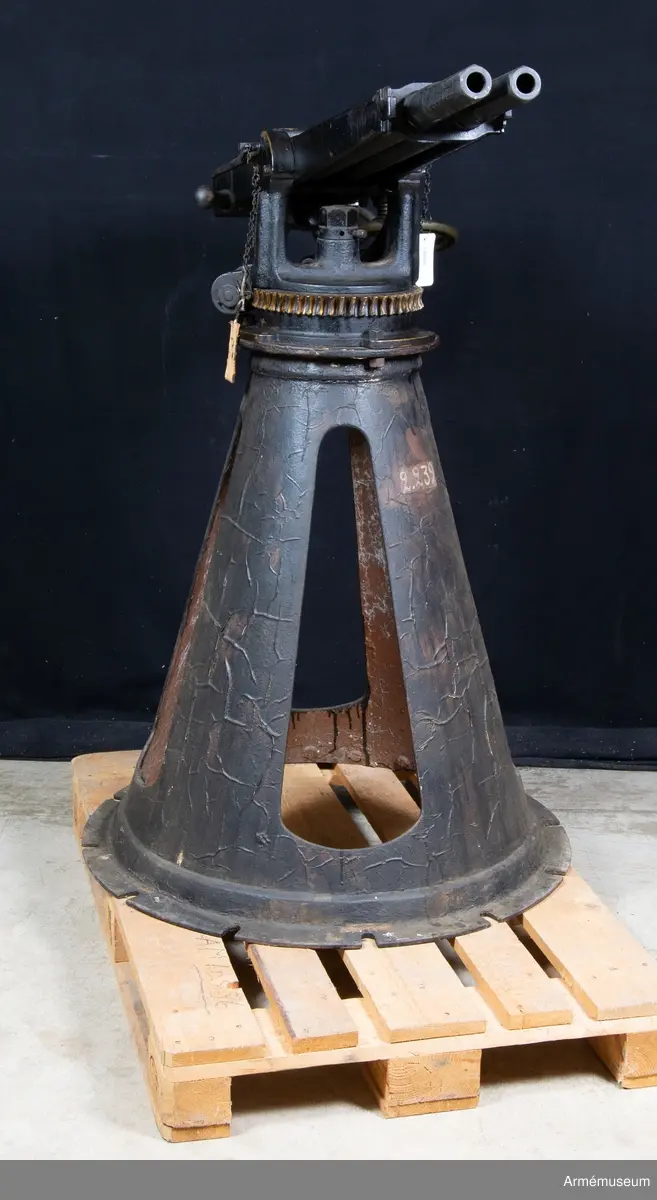 Kulspruta 1874. Nordenfelt-Palmcrantz konstruktion, för flottan. 2-pipig med pivålavett. Kulsprutans längd: 1400 mm. Lavettens diameter: 900 mm. Tillv. nr: 6793. Tekniska museets nr: 2.239. Märkt: Nordenfelt. Magasin saknas. Se AM 16585.