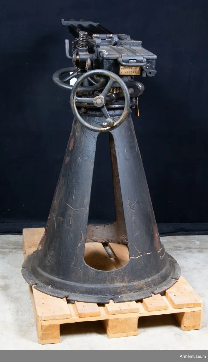 Kulspruta 1874. Nordenfelt-Palmcrantz konstruktion, för flottan. 2-pipig med pivålavett. Kulsprutans längd: 1400 mm. Lavettens diameter: 900 mm. Tillv. nr: 6793. Tekniska museets nr: 2.239. Märkt: Nordenfelt. Magasin saknas. Se AM 16585.