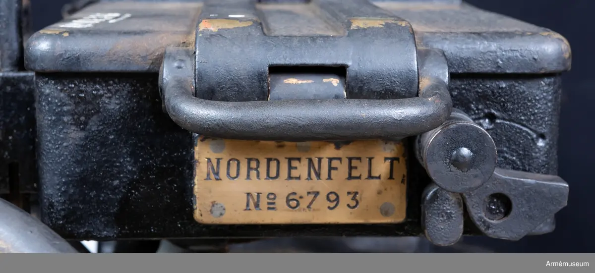 Kulspruta 1874. Nordenfelt-Palmcrantz konstruktion, för flottan. 2-pipig med pivålavett. Kulsprutans längd: 1400 mm. Lavettens diameter: 900 mm. Tillv. nr: 6793. Tekniska museets nr: 2.239. Märkt: Nordenfelt. Magasin saknas. Se AM 16585.