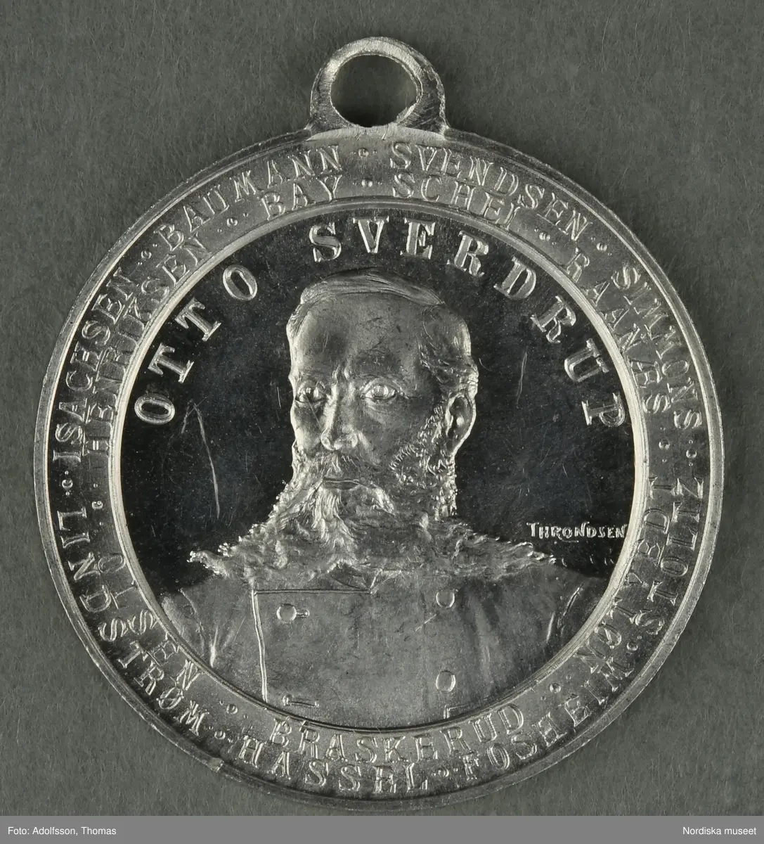 Huvudliggaren:
"a-y, Minnesmedaljer, norska, över den 17 maj; av aluminium (1 av vit metall) 24 st. från åren 1884-1907.
Gåva 28/5 1907. Läffler, Fritz, professor, Djursholm."