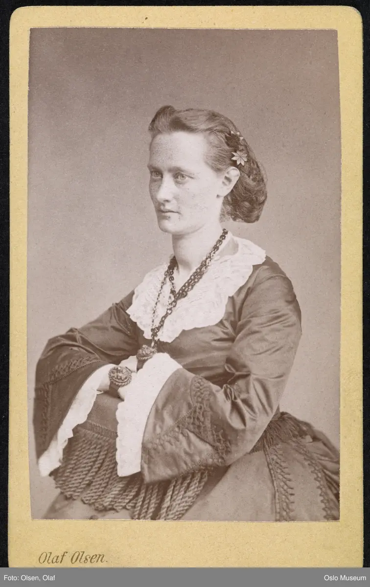 portrett, kvinne, sittende halvfigur