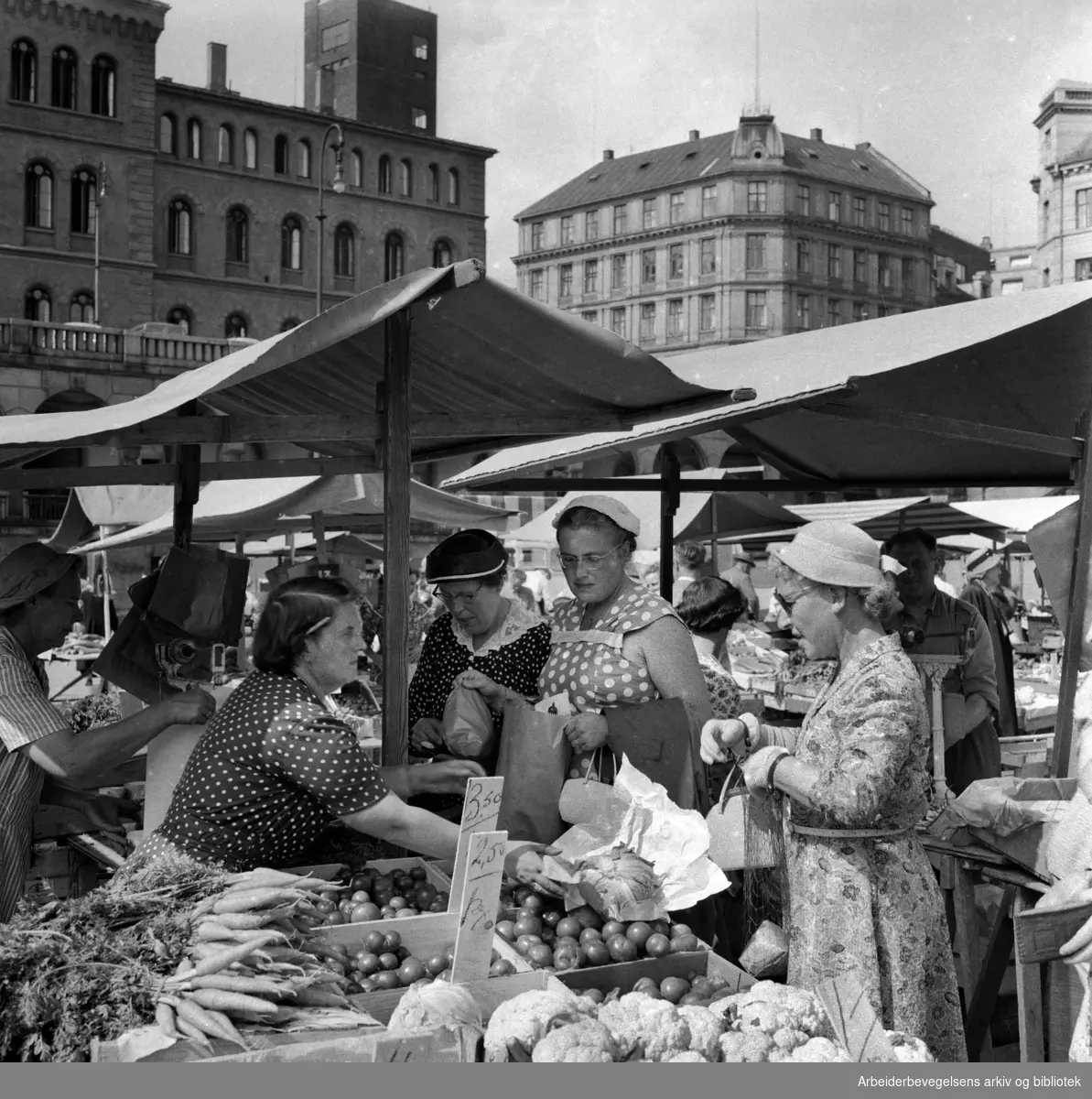 Salg av grønnsaker på Youngstorget. Juli 1957