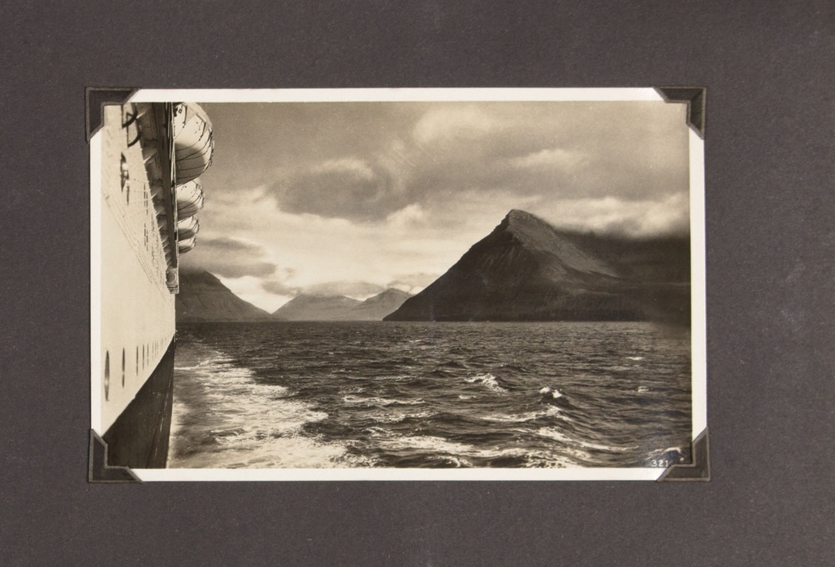 Albumside med et foto, tatt fra MONTE SARMIENTO. Utsikt mot norsk fjord.