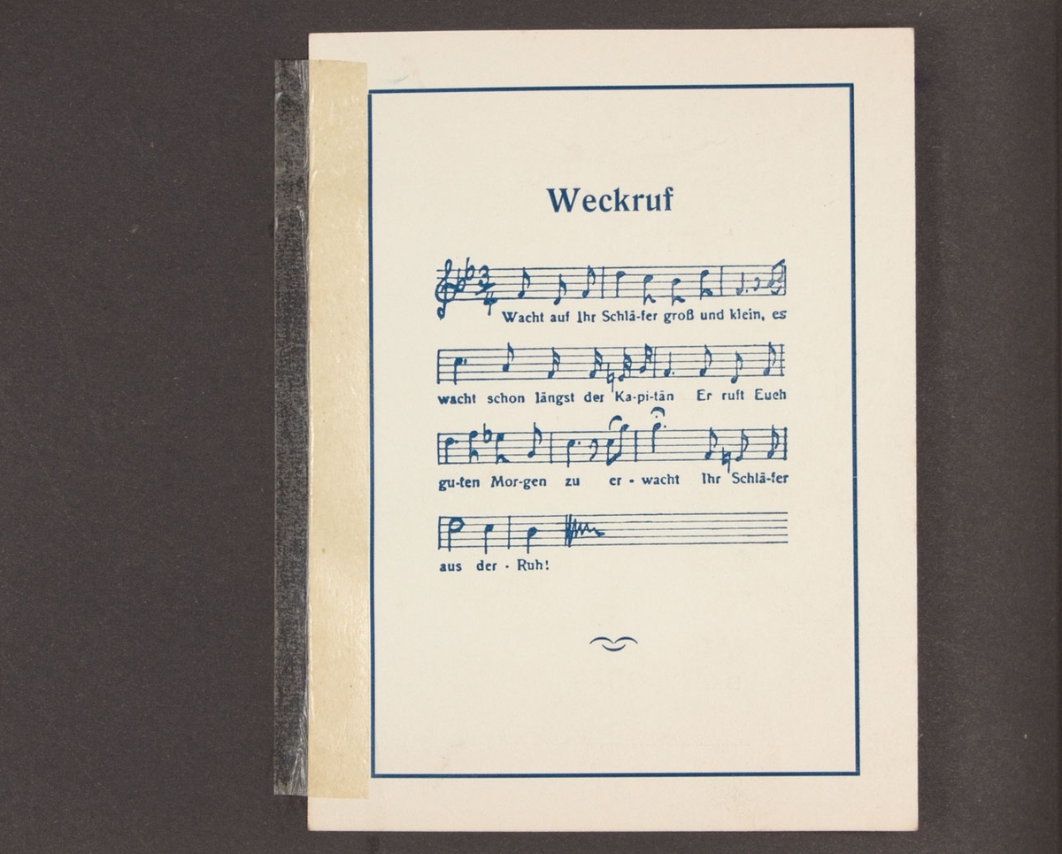 Albumside med to kort fra "Kraft durch Freude" til MONTE SARMIENTOs tur til Norge, 13-18.mai 1935. Det øverste kortet er billett nr 260 utstedt til herr Willy (xx)ertag.