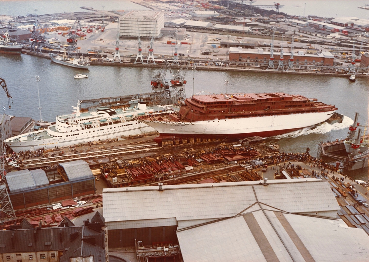 MS ROYAL VIKING STAR, fotografert ved sjøsetting 12. mai 1971 ved byggeverftet Wärtsilä Helsingin Telakka i Helsingfors, Finland. Rett før sjøsettingen ble skipet døpt av gudmor Yvonne Heyerdahl, gift med Thor Heyerdahl