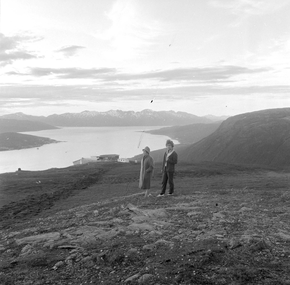 Petra og Asbjørg Skjegstad ovenfor Fjellstua på Fløya ved Tromsø. (1961). Med utsikt nordover mot Tromsøysundet.