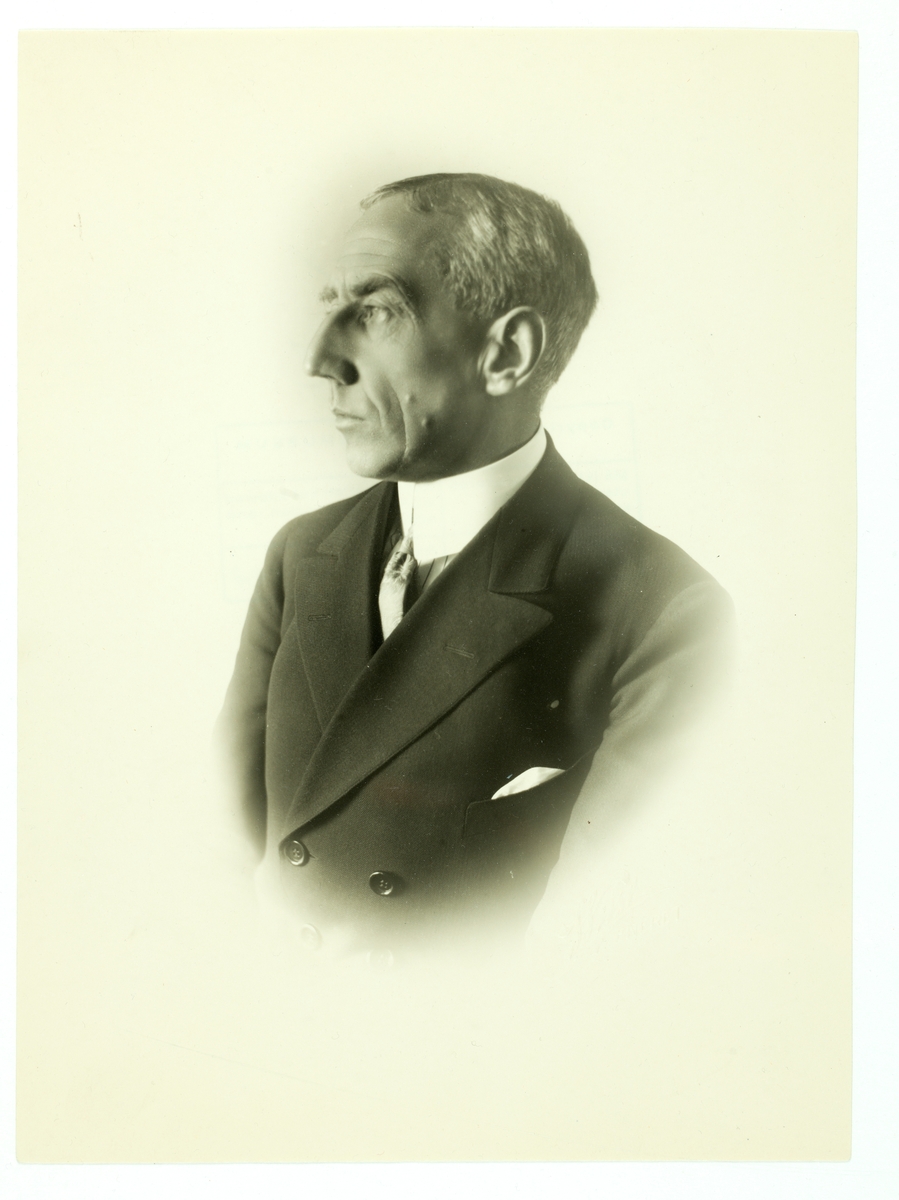 Prot: Roald Amundsen sort bakgrunn staaende