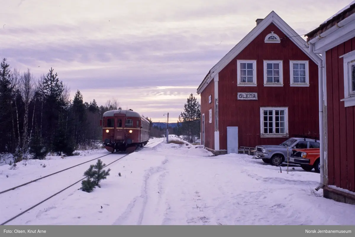 Dieselmotorvogn BM 86 25 med persontog fra Kongsberg til Rødberg på Gleda holdeplass