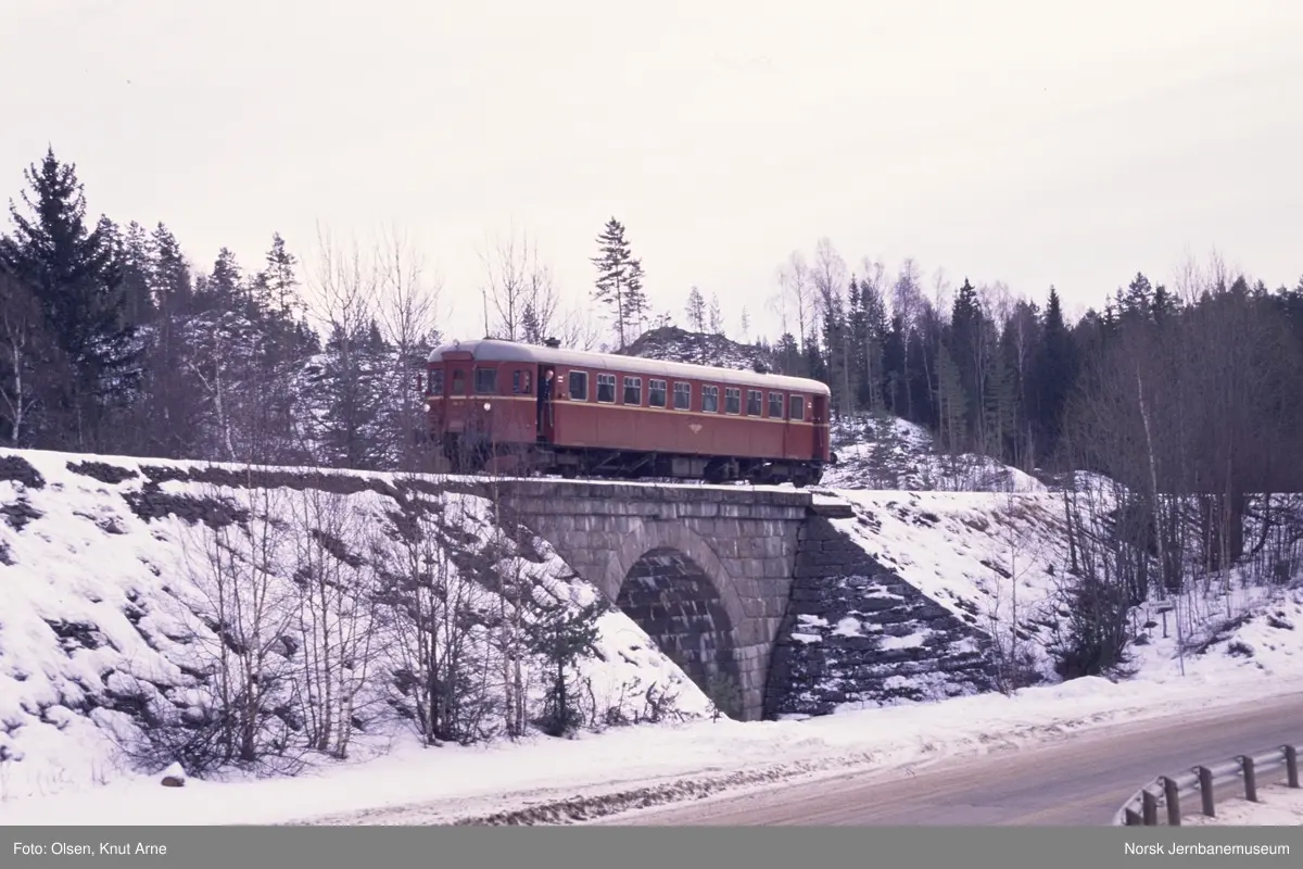 Dieselmotorvogn BM 86 25 med persontog fra Kongsberg til Rødberg ved Fossan mellom Flesberg og Rollag