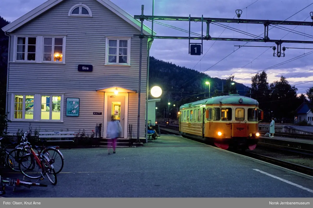 Dieselmotorvogn BM 89 med persontog til Flekkefjord på Sira stasjon