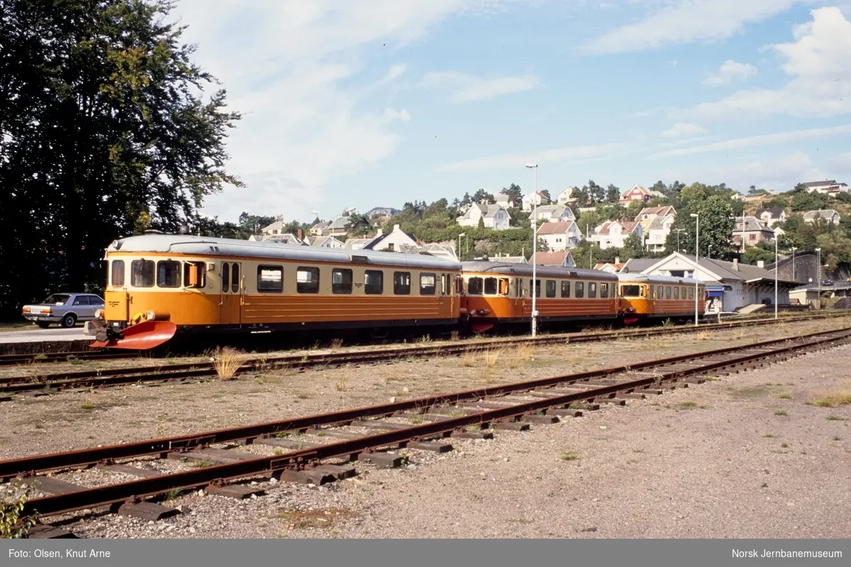 Tre dieselmotorvogner type BM 89, nærmest BM 89 05, på Flekkefjord stasjon