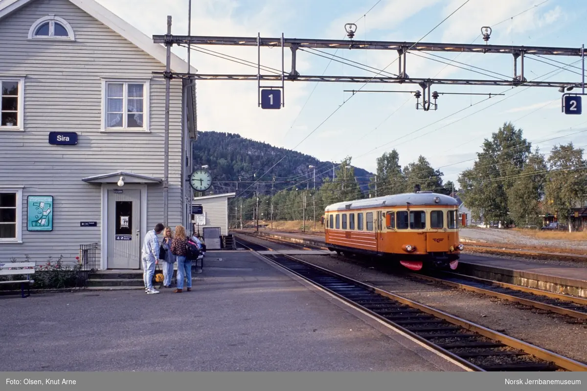 Dieselmotorvogn BM 89 04 med persontog fra Flekkefjord på Sira stasjon