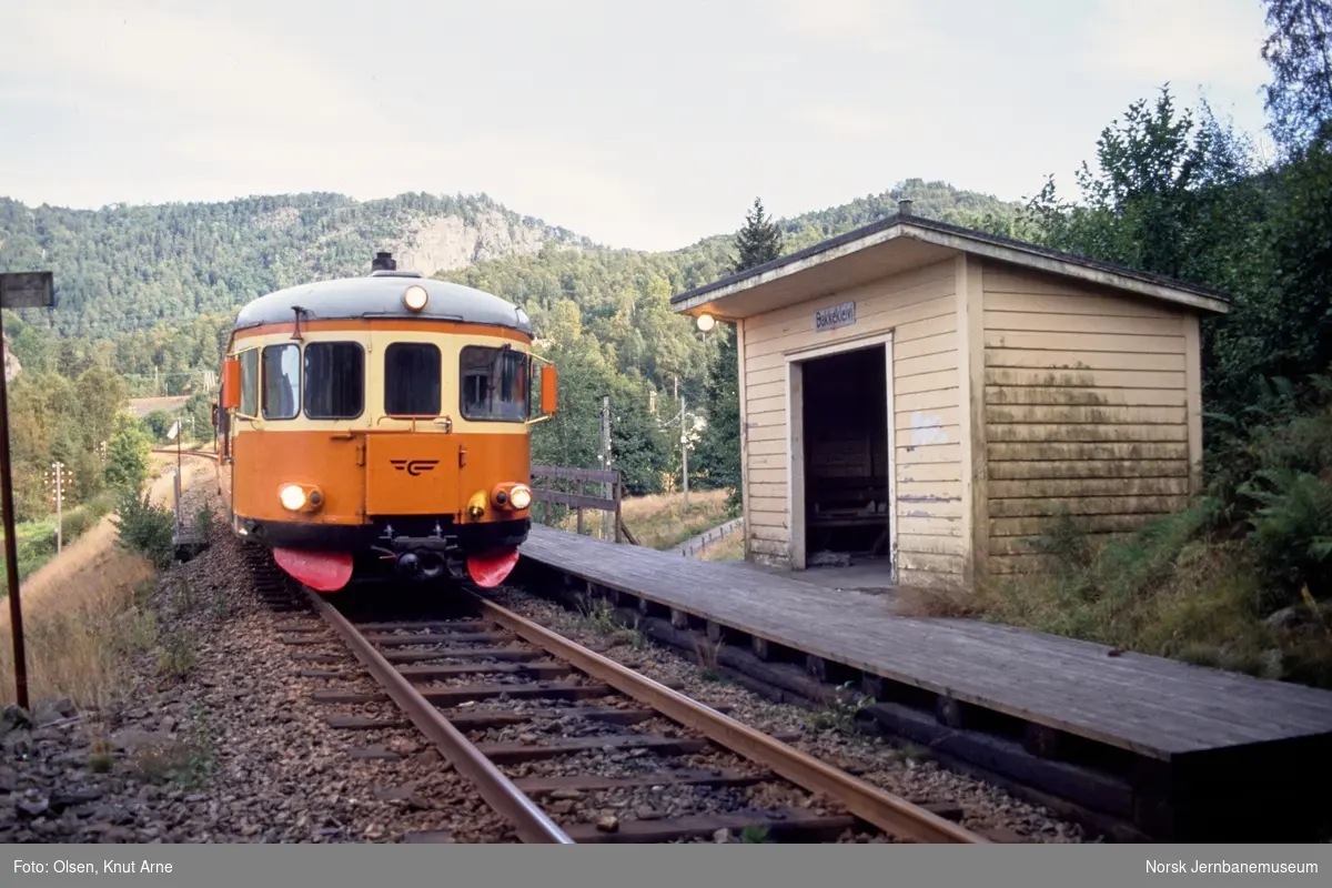 Dieselmotorvogn BM 89 04 på Bakkekleivi holdeplass