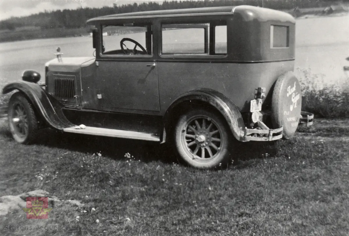 Norskprodusert bil,  Geijer 1930 modell (i følge merking bak på bildet) med registreringsnummer A-1027.  
Reservehjulet på 1930-modellen er merket norsk Geijer. Eier av bilen var Heinrich Friedrich Rensch, gjerde-vever fra Tyskland, og som kom til Norge og Geijer Gjerdefabrikk litt etter 1910. 
Heinrich Friedrich Rensch var født 1894 i Raguhn. Trådvever (Drahtweber) og innvandret til Norge 1909.