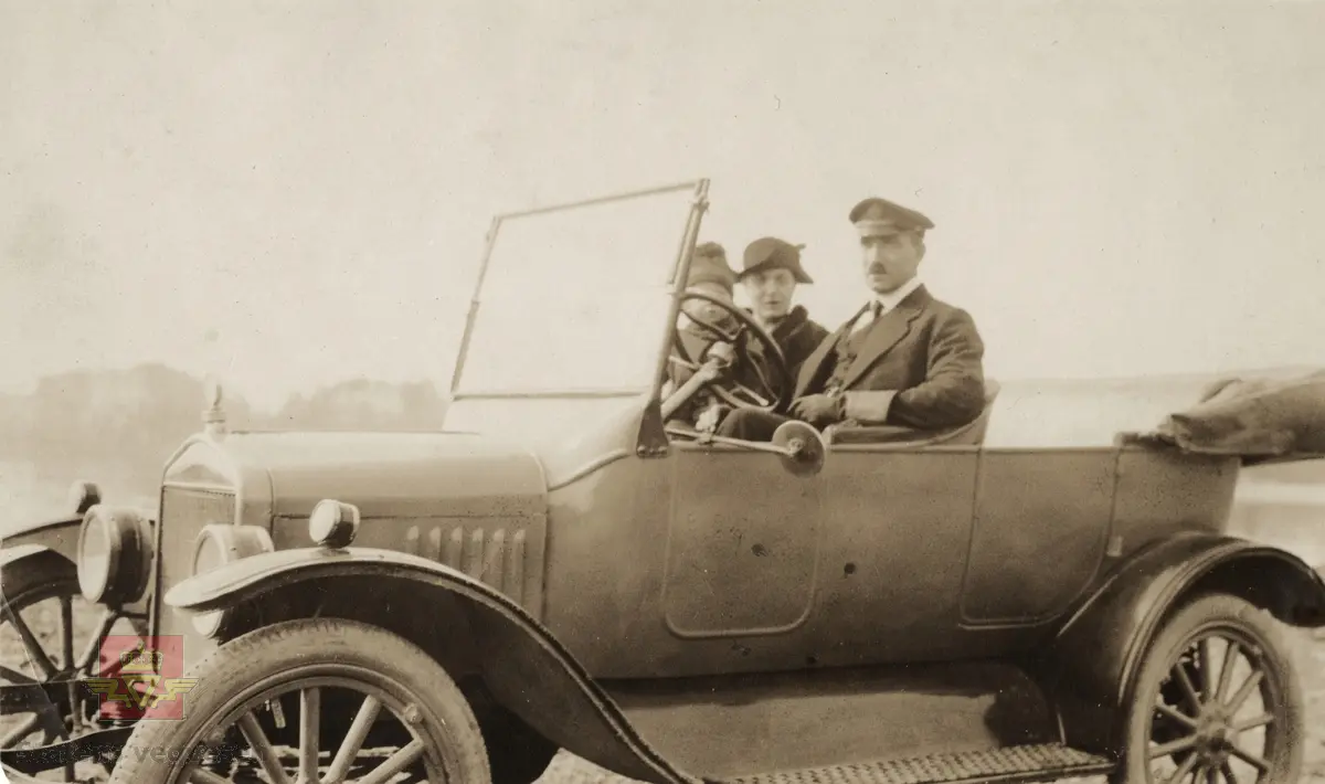 Bilde 1)  Familien Rensch på biltur med Ford T ca. 1924 modell. Eneste uvanlige er lyktene: Trommeformet, både hoved- og parklykt. 
Opplysninger til bilen er gitt av Ivar E. Stav.

Bilde 2) Norskprodusert bil,  Geijer 1930 modell (i følge merking bak på bildet) med registreringsnummer A-1027.  Reservehjulet på 1930-modellen er merket norsk Geijer. 
Eier av begge bilene var Heinrich Frierich Rensch, gjerde-vever fra Tyskland, og som kom til Norge og Geijer Gjerdefabrikk litt etter 1910. 
Heinrich Friedrich Rensch var født 1894 i Raguhn. Trådvever (Drahtweber) og innvandret til Norge 1909.