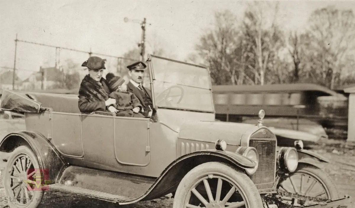 Bilde 1) Elisabeth og Hr. Rensch med Klara på fanget. Vera er ikke født enda. (I følge merking skrevet bak på bildet). 
Bilde 1 viser Ford T  ca. 1924 modell. Eneste uvanlige er lyktene: Trommeformet, både hoved- og parklykt. 
Opplysninger til bilen er gitt av Ivar E. Stav. 

Bilde 2) Norskprodusert bil,  Geijer 1930 modell (i følge merking bak på bildet) med registreringsnummer A-1027.  Reservehjulet på 1930-modellen er merket norsk Geijer. 
Eier av begge bilene var Heinrich Frierich Rensch, gjerde-vever fra Tyskland, og som kom til Norge og Geijer Gjerdefabrikk litt etter 1910. 
Heinrich Friedrich Rensch var født 1894 i Raguhn. Trådvever (Drahtweber) og innvandret til Norge 1909.