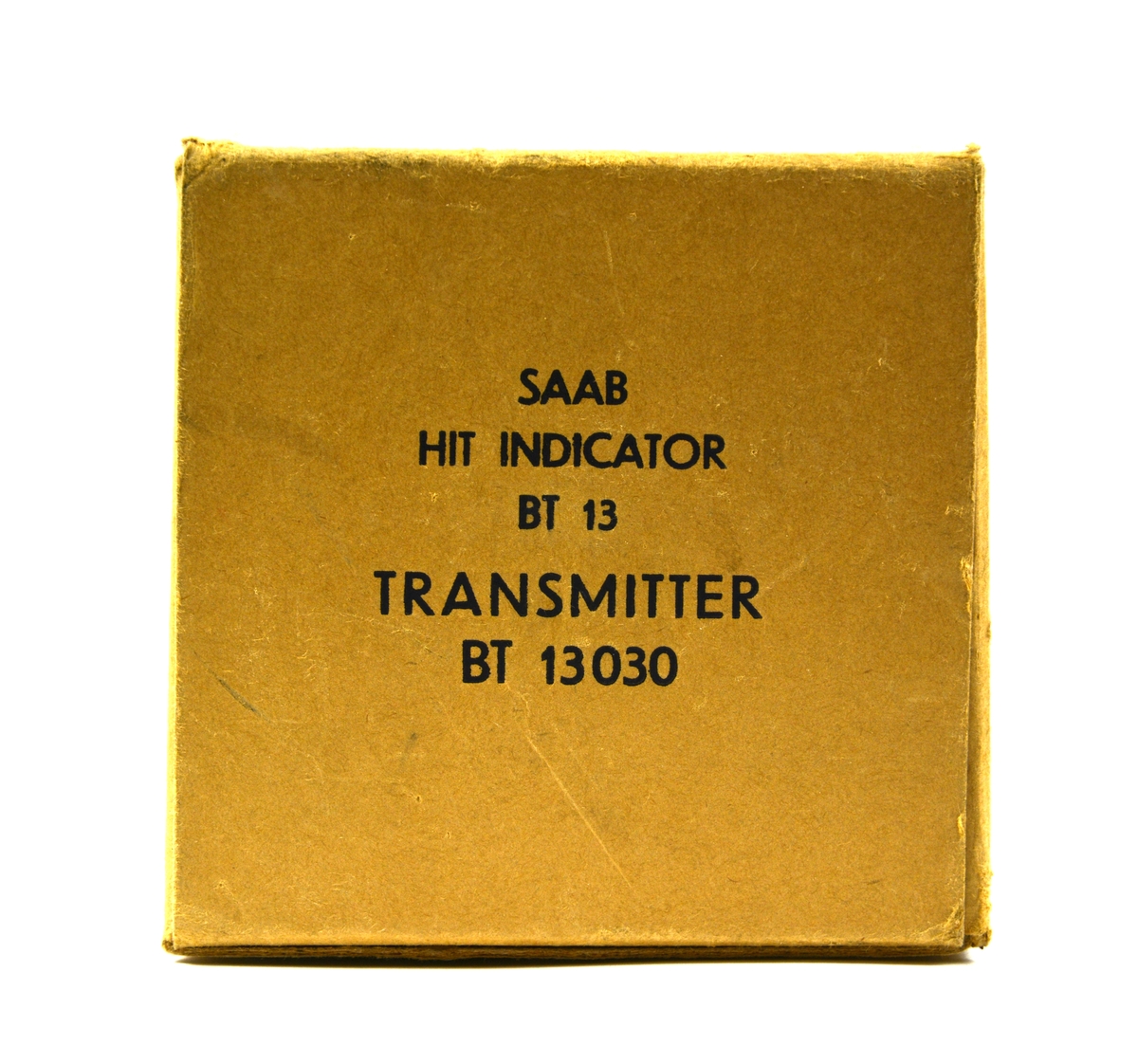Träffgivare BT-13. Givaren är placerad i en strömlinjeformad kropp av svart bakelit, med ett mittparti av ett perforerat metallrör som klätts med fint metalltrådsnät. Givaren är försedd med ett rött papp-rör som skydd. Förvaras i plastpåse i orginalkartong. Nummermärkt: 4670. Tillverkad av SAAB.