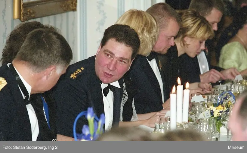 Middagsgäster sittande runt middagsbord. Från vänster Generalmajor och rikshemvärnschef Alf Sandqvist, kapten Bo Kenneth Knutsson, Ing 2, och Rickard Öster.