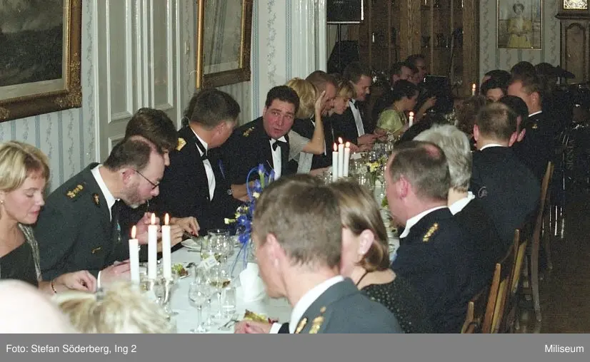 Middagsgäster sittande runt middagsbord. Från vänster och bordet runt, överstelöjtnant Richard Rosvall, Generalmajor och rikshemvärnschef Alf Sandqvist, kapten Bo Kenneth Knutsson, Ing 2, och kapten Rickard Öster. Ing 2.