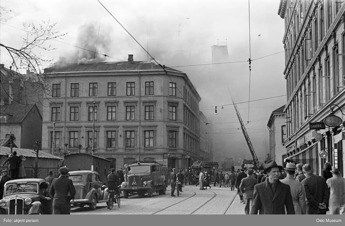 gateløp, bygårder, brann, røyk, brannbiler, stigebil, mennesker, trikkeskinner