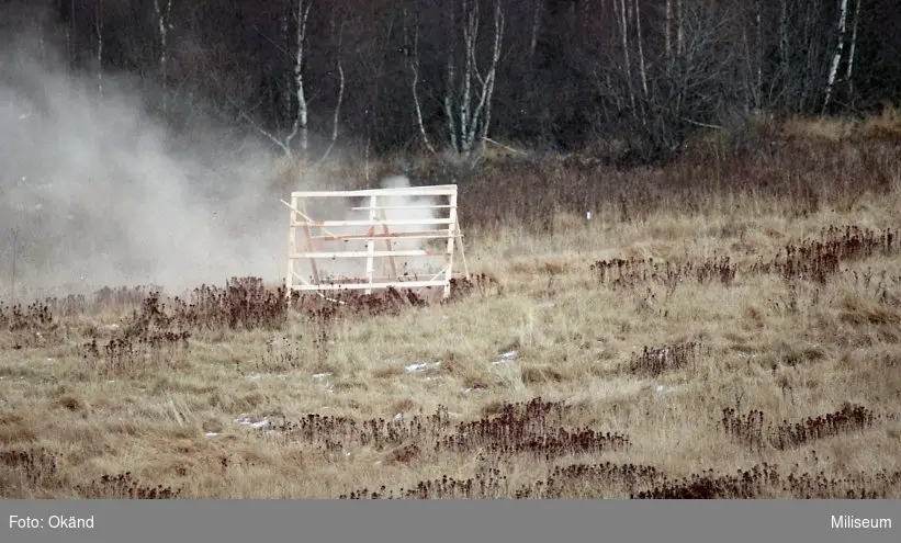 Vapenverkan av kulspruta mot målkolis med takpannor.