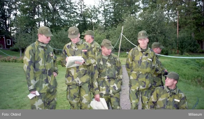 IB 12, fältövning.
Officerare på genomgång.

f.vr. Löjtnant Niklas Andersson?, okänd, kapten Claes-Göran Stelpe?, löjtnant Mikael Johansson, okänd, löjtnant Hans-Peter Waldener, okänd.