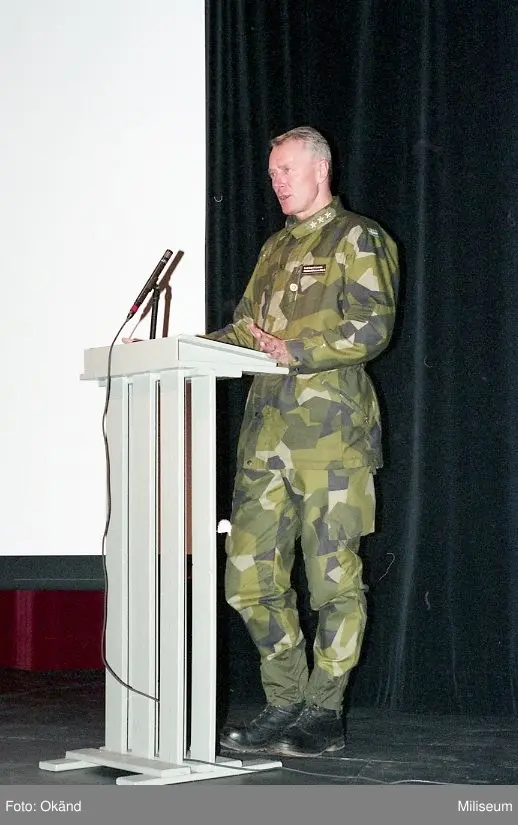 Generallöjtnant Sven-Åke Jansson på scen.