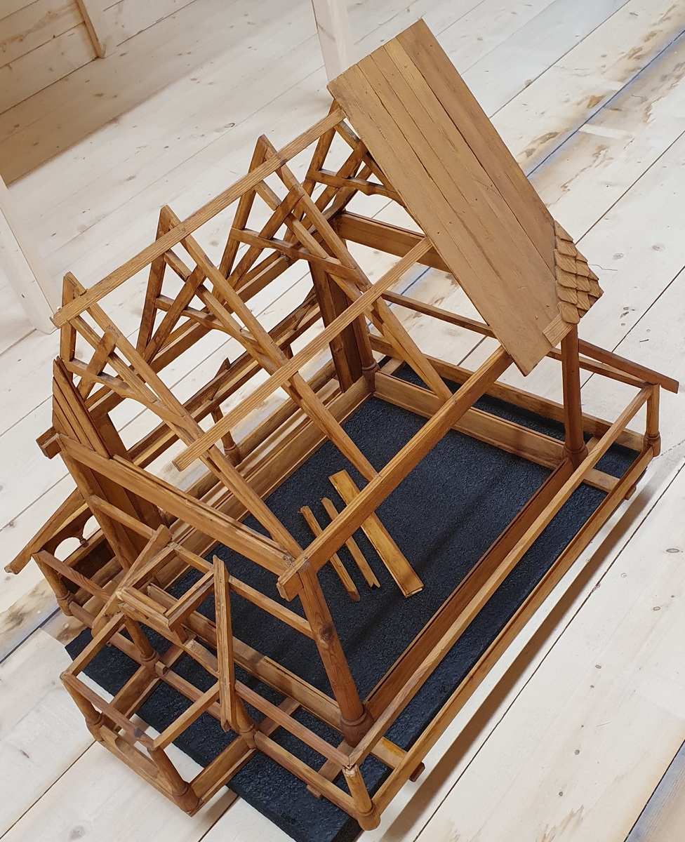 Modell av stavkyrkjekonstruksjon.
