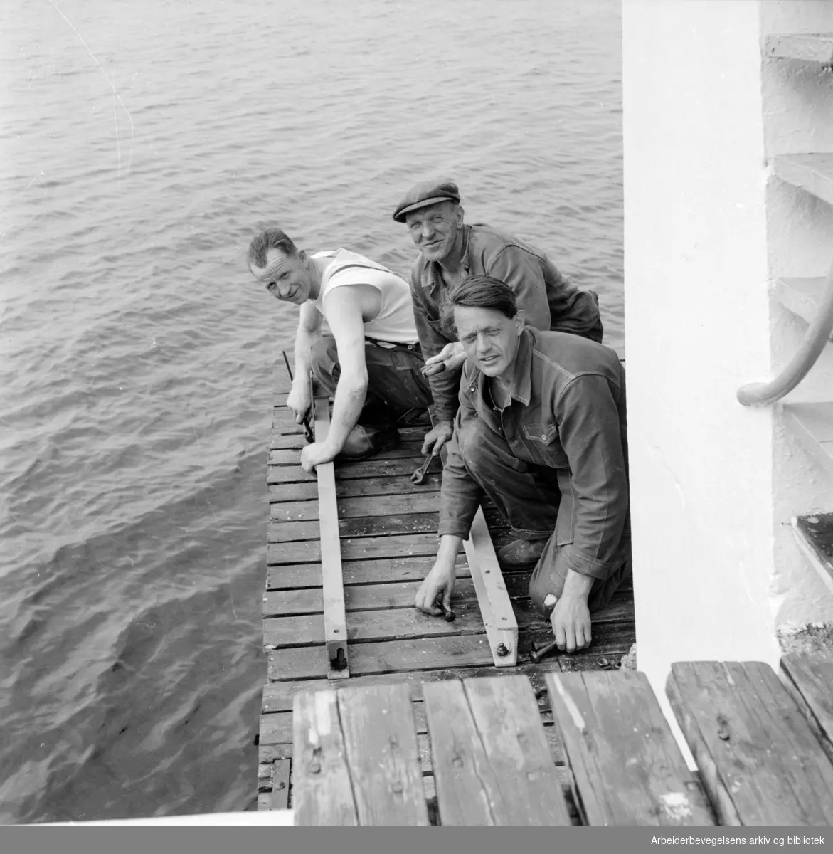 Ingierstrand bad. Forberedelser til sommersesongen. Mai 1956