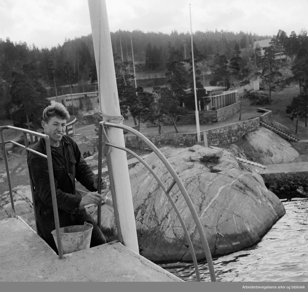 Ingierstrand bad. Forberedelser til sommersesongen. Svømmeren Erik Eriksen. April 1952