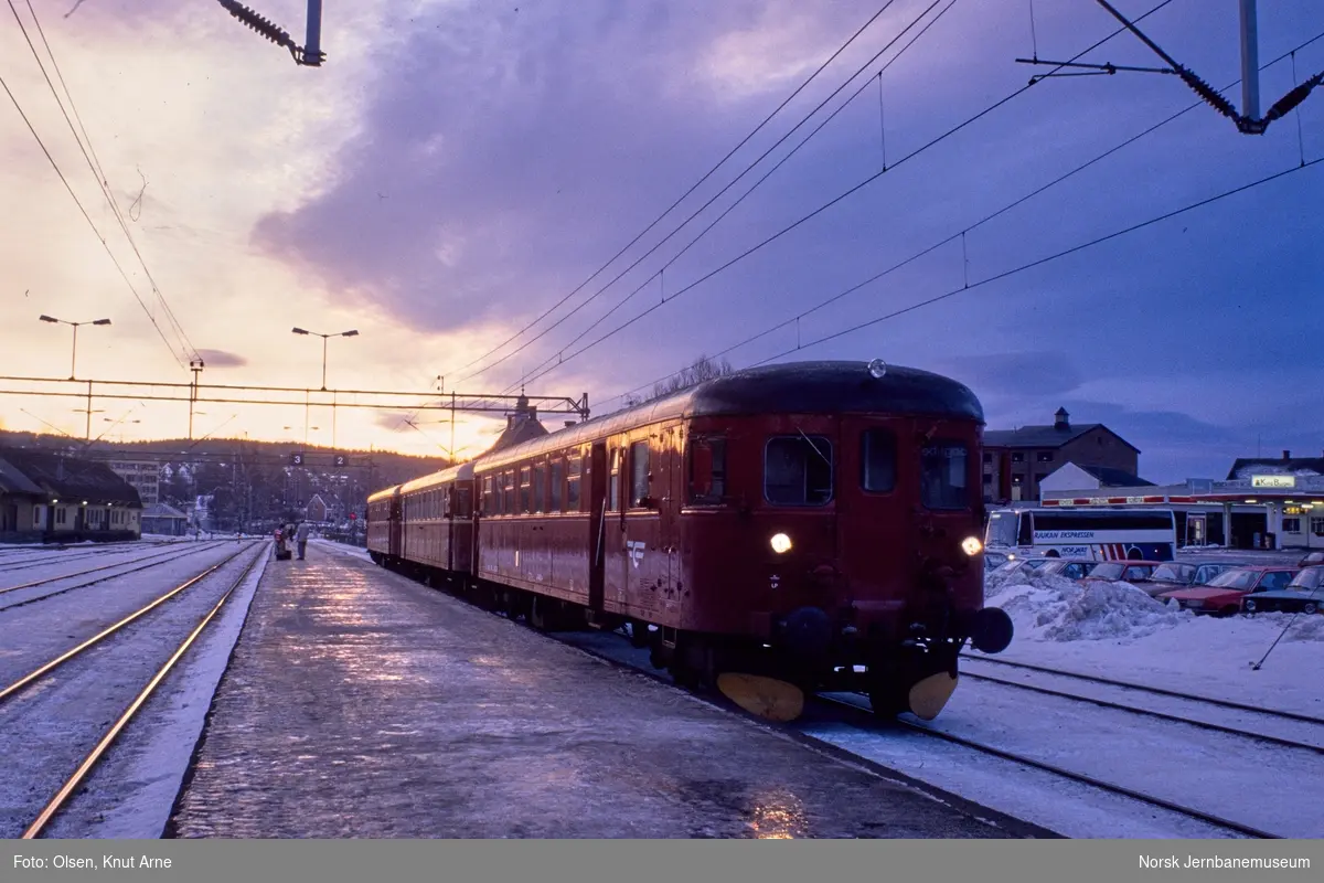 Dieselmotorvognene BM 86 15 og BM 86 25 og styrevogn BFS 86 99 (nærmest) med persontog til Rødberg på Kongsberg stasjon