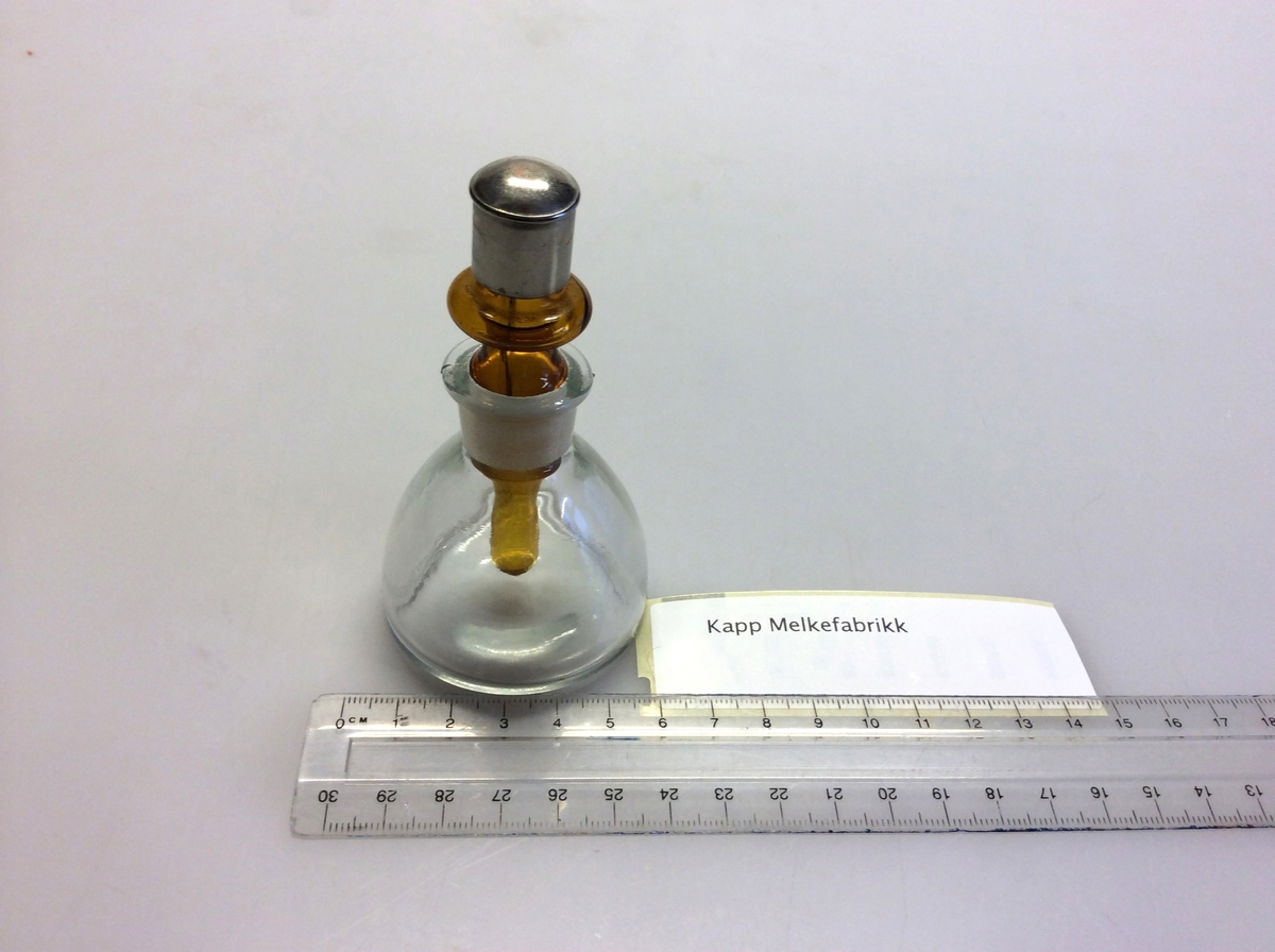 Flaske (A) med avrundet bunn, som hviler på en ring (B) av kork. Flaske brukes for destillasjon. Den har en sidearm som er innstilt på 75 grader til den vertikale aksen. For bruk med termometre kalibrert for 76mm nedsenking.
