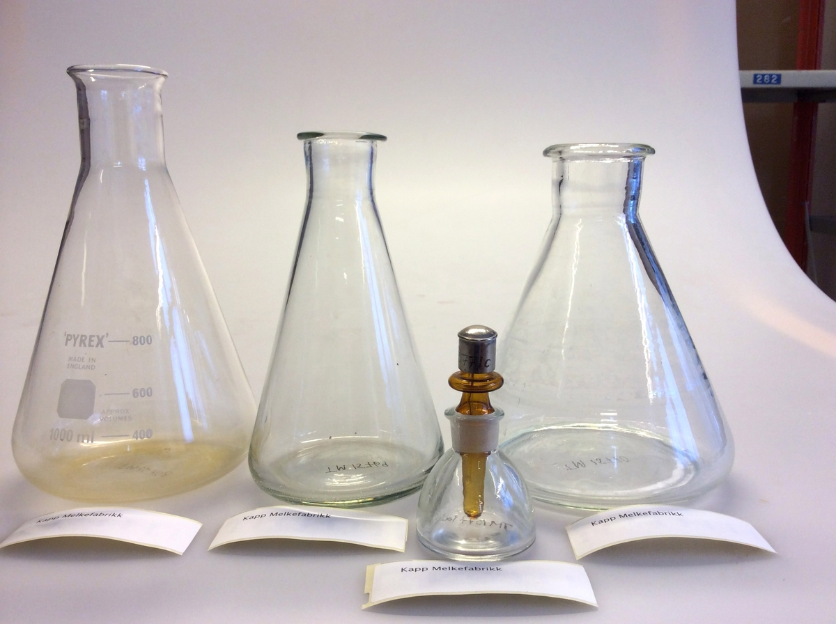 Flaske (A) med avrundet bunn, som hviler på en ring (B) av kork. Flaske brukes for destillasjon. Den har en sidearm som er innstilt på 75 grader til den vertikale aksen. For bruk med termometre kalibrert for 76mm nedsenking.
