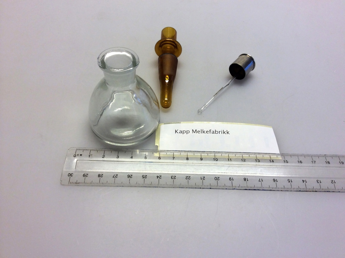 Flaske (A) med avrundet bunn, som hviler på en ring (B) av kork. Flaske brukes for destillasjon. Den har en sidearm som er innstilt på 75 grader til den vertikale aksen. For bruk med termometre kalibrert for 76mm nedsenking.
