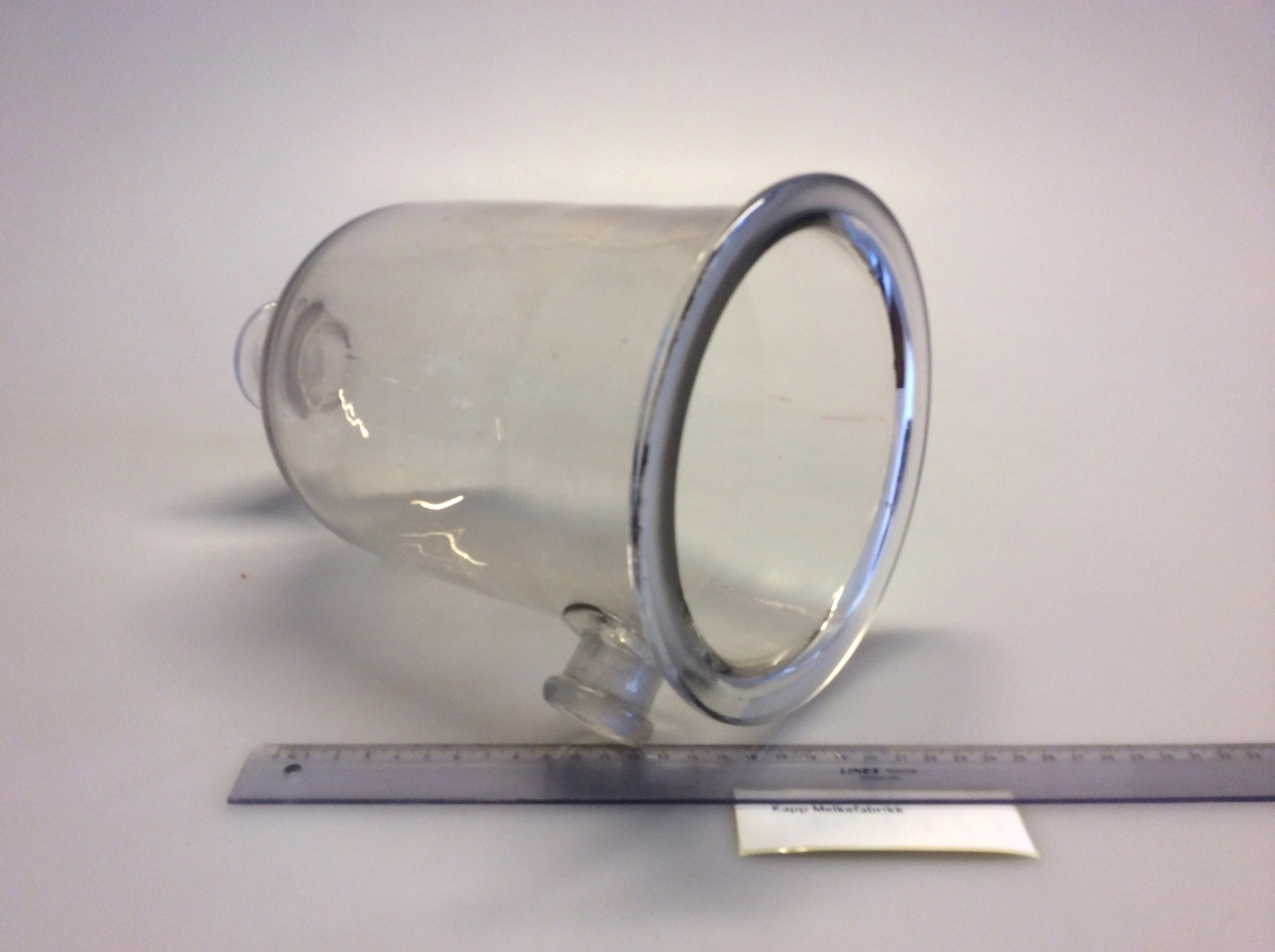 Flaske (A) med avrundet bunn, som hviler på en ring (B) av kork. Flaske brukes for destillasjon. Den har en sidearm som er innstilt på 75 grader til den vertikale aksen. For bruk med termometre kalibrert for 76mm nedsenking.
