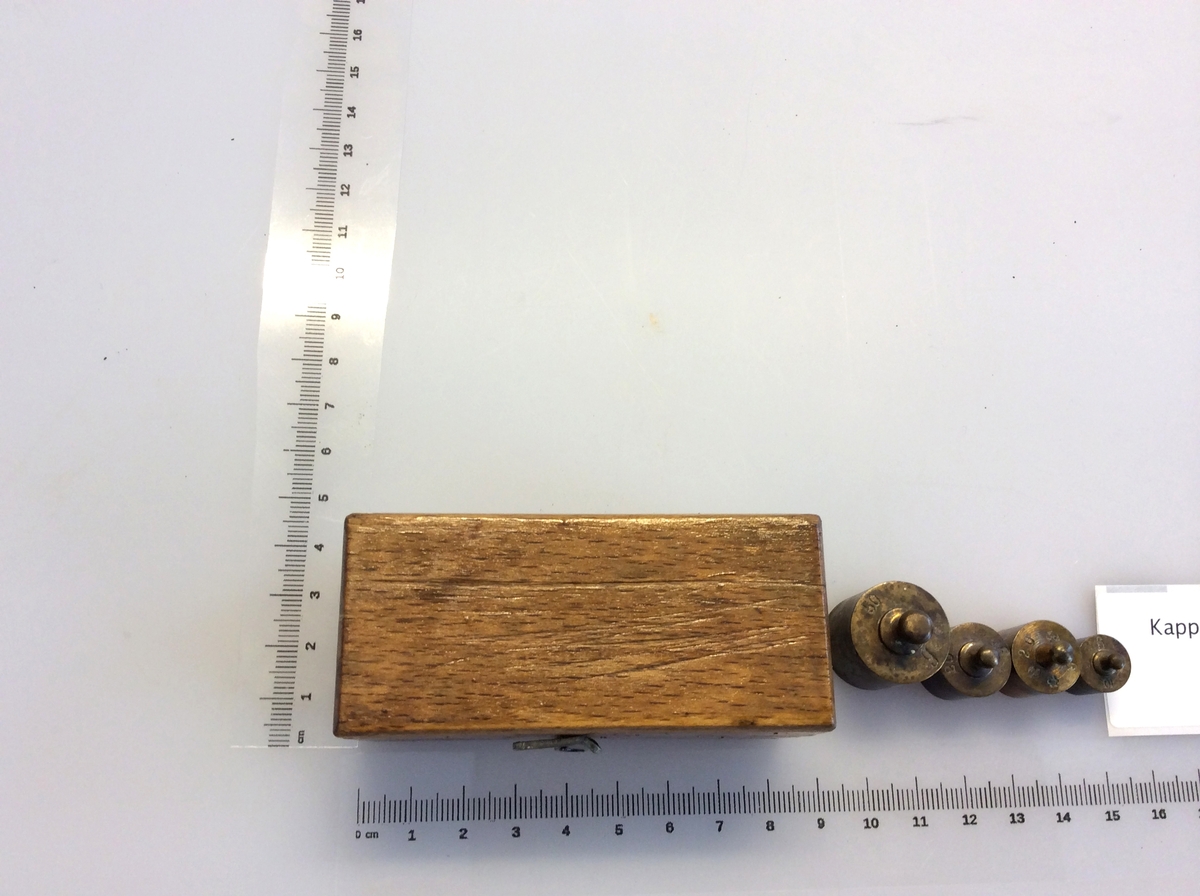 Flaske (A) med avrundet bunn, som hviler på en ring (B) av kork. Flaske brukes for destillasjon. Den har en sidearm som er innstilt på 75 grader til den vertikale aksen. For bruk med termometre kalibrert for 76mm nedsenking.
