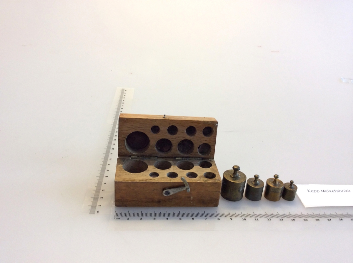 Flaske (A) med avrundet bunn, som hviler på en ring (B) av kork. Flaske brukes for destillasjon. Den har en sidearm som er innstilt på 75 grader til den vertikale aksen. For bruk med termometre kalibrert for 76mm nedsenking.
