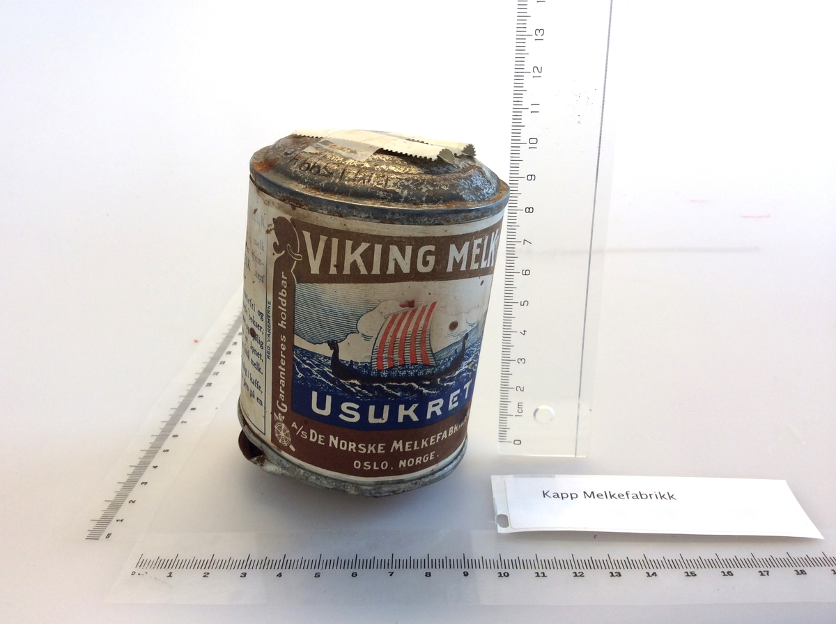 Flaske (A) med avrundet bunn, som hviler på en ring (B) av kork. Flaske brukes for destillasjon. Den har en sidearm som er innstilt på 75 grader til den vertikale aksen. For bruk med termometre kalibrert for 76mm nedsenking.
