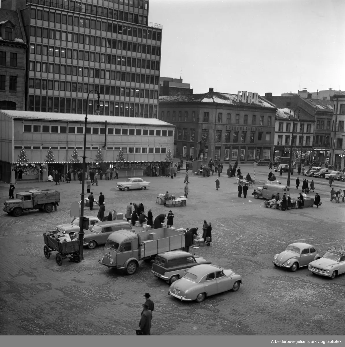 Youngstorget er stille mellom jul og nyttår. Desember 1958