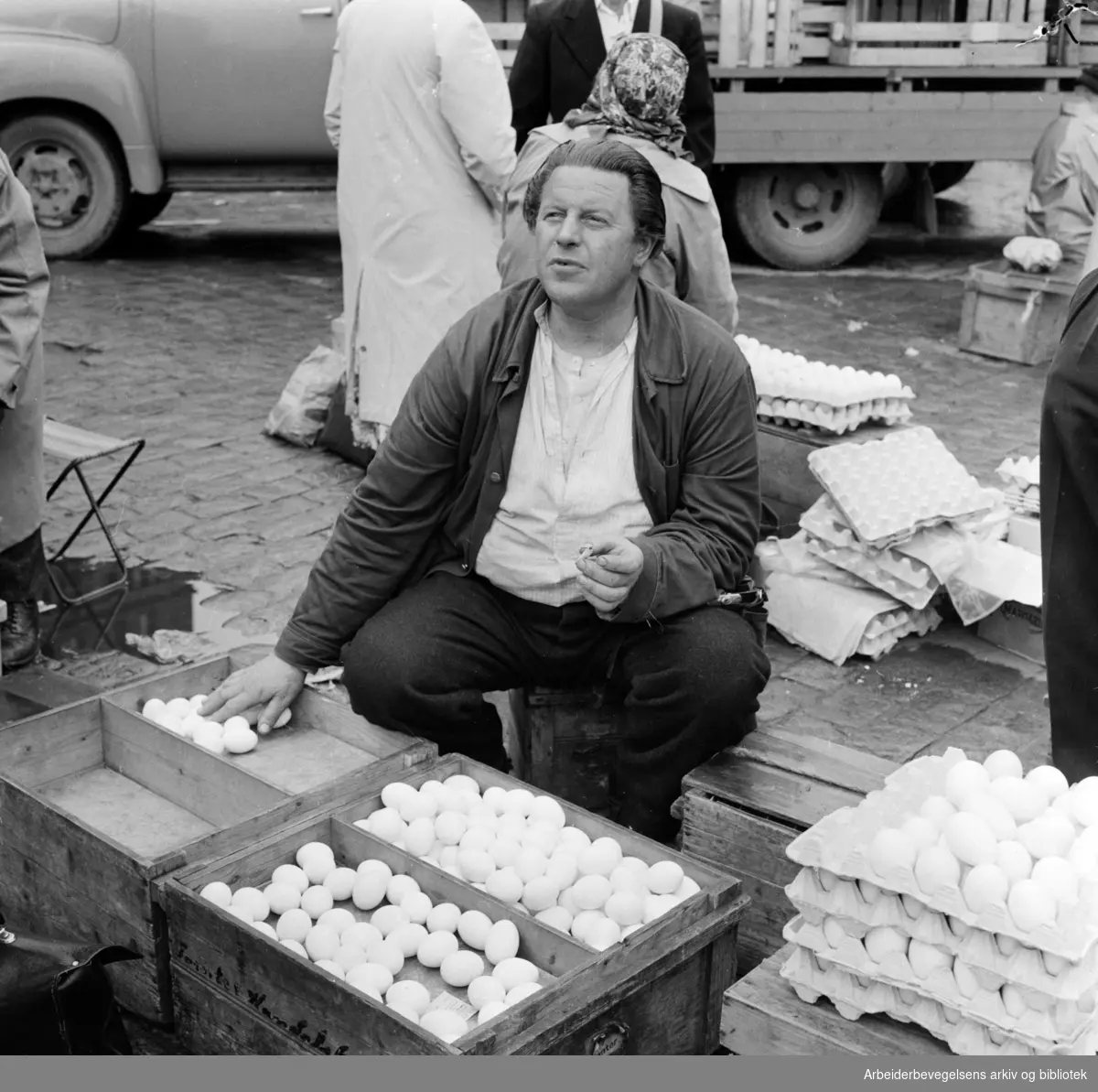 Youngstorget: Torgsalg. Juli 1957