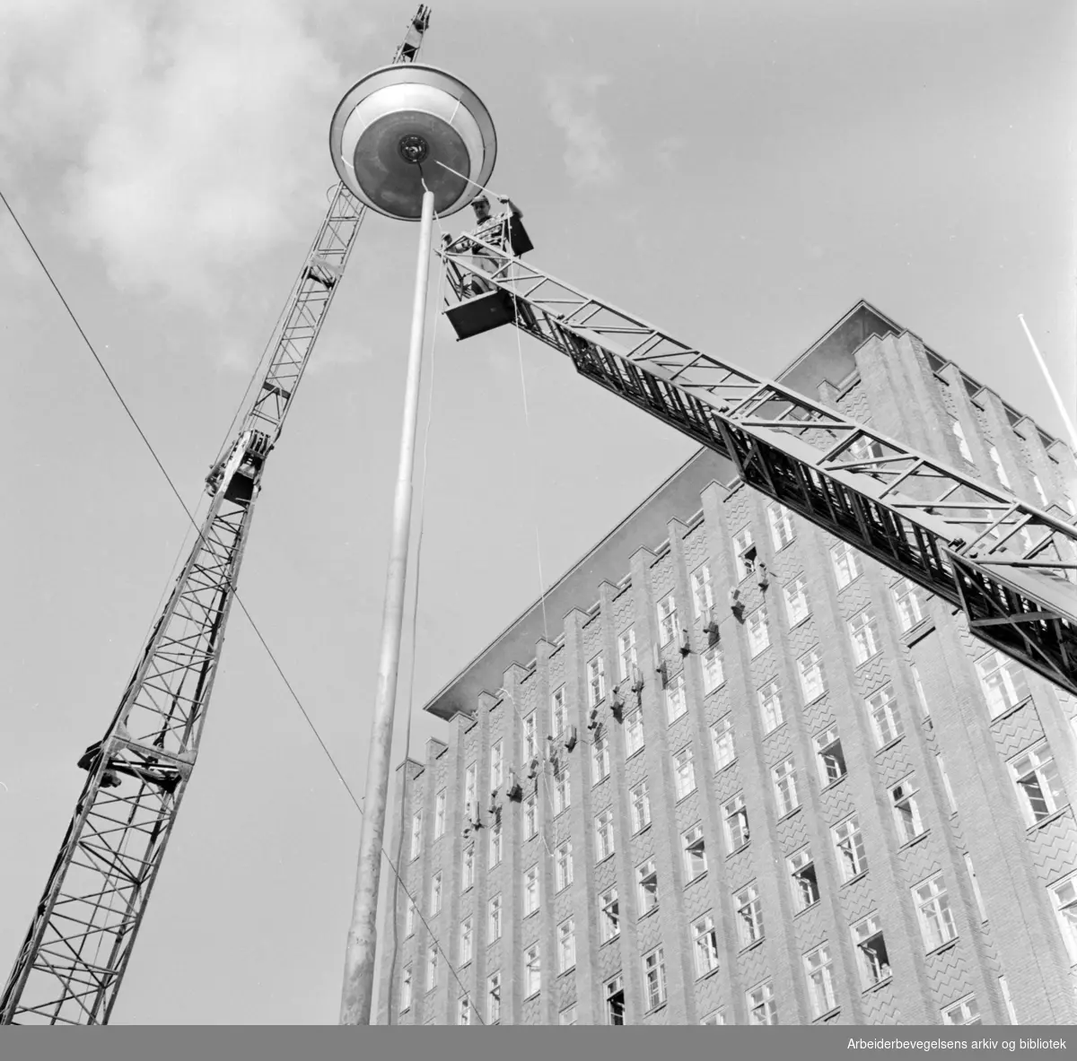 Youngstorget. Montering av lys. Juni 1963