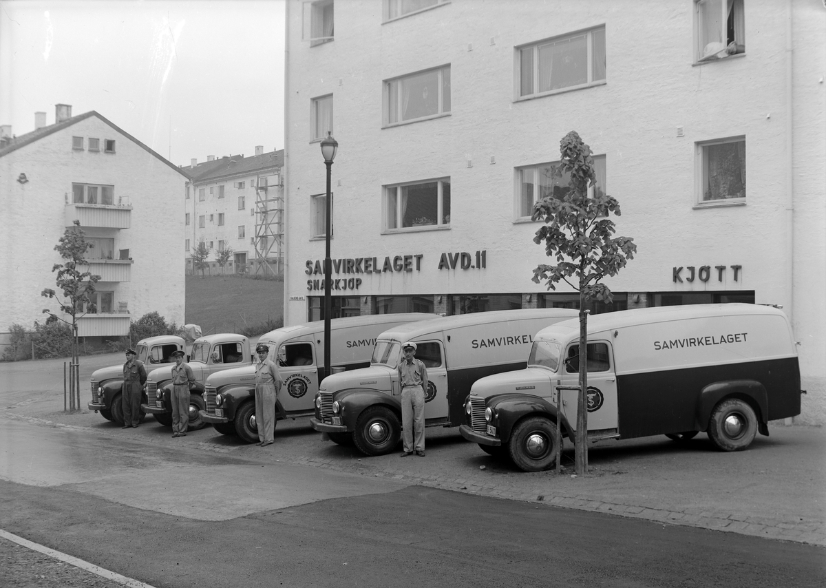 Samvirkelagets biler utenfor butikken i Haldens gate