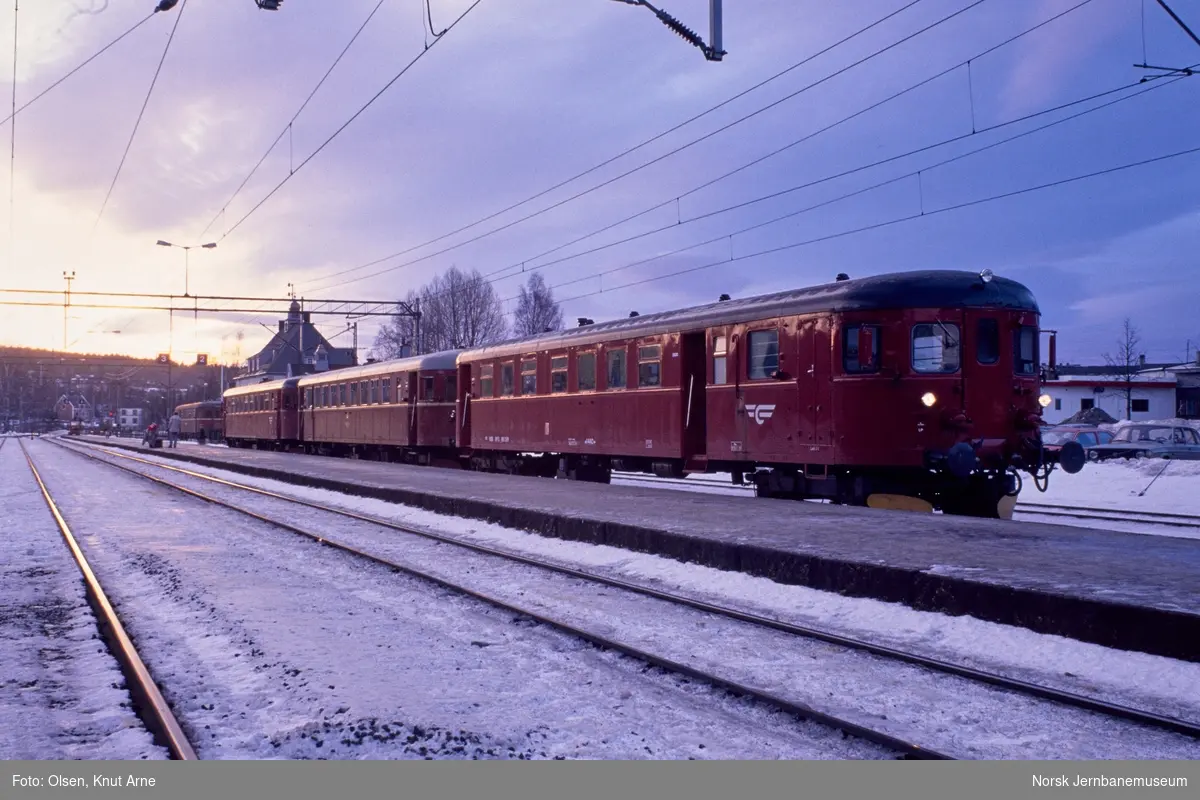 Dieselmotorvognene BM 86 15 og BM 86 25 og styrevogn BFS 86 99 (nærmest) med persontog til Rødberg på Kongsberg stasjon