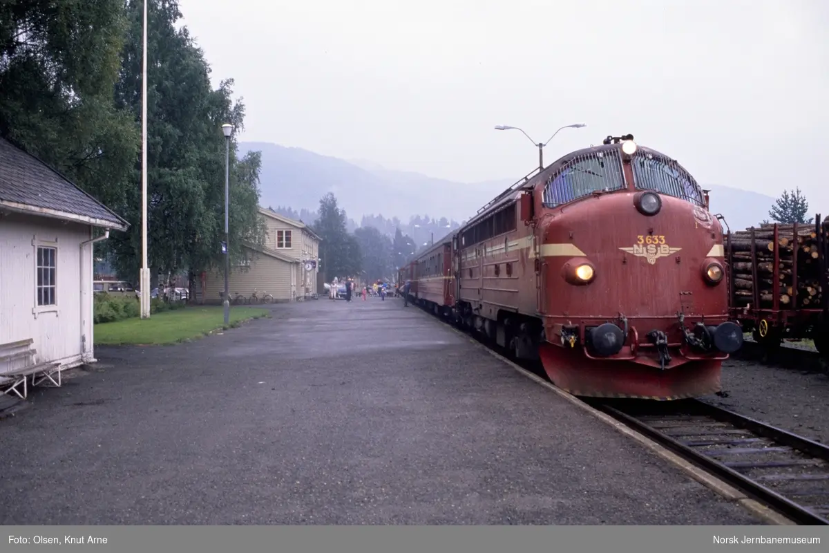 Diesellokomotiv Di 3 633 med persontog fra Oslo S til Fagernes, tog 281, på Dokka stasjon