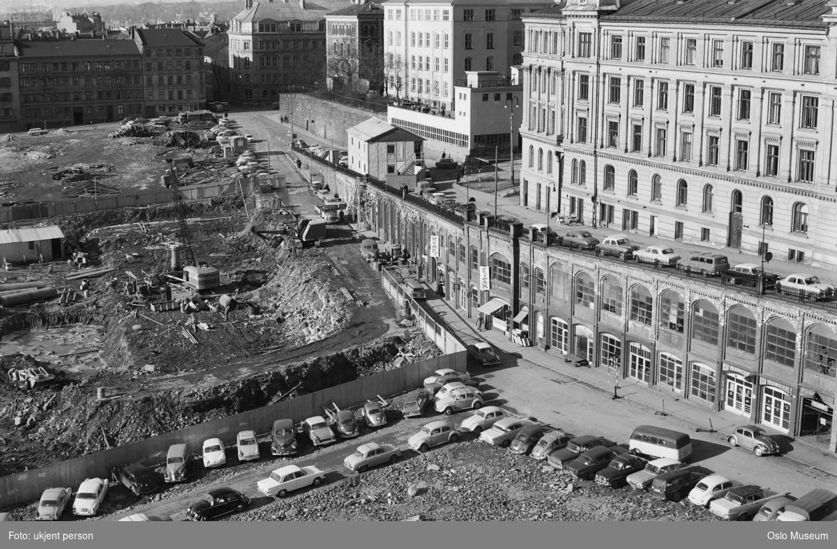 rivningstomt, anleggsmaskiner, plankegjerder, anleggsbrakker, anleggsmaskiner, bygårder, Victoria terrasse, Ruseløkkbasarene, Ruseløkka skole, Oslo tekniske skole, Statens lærerskole i forming, parkeringsplass, biler