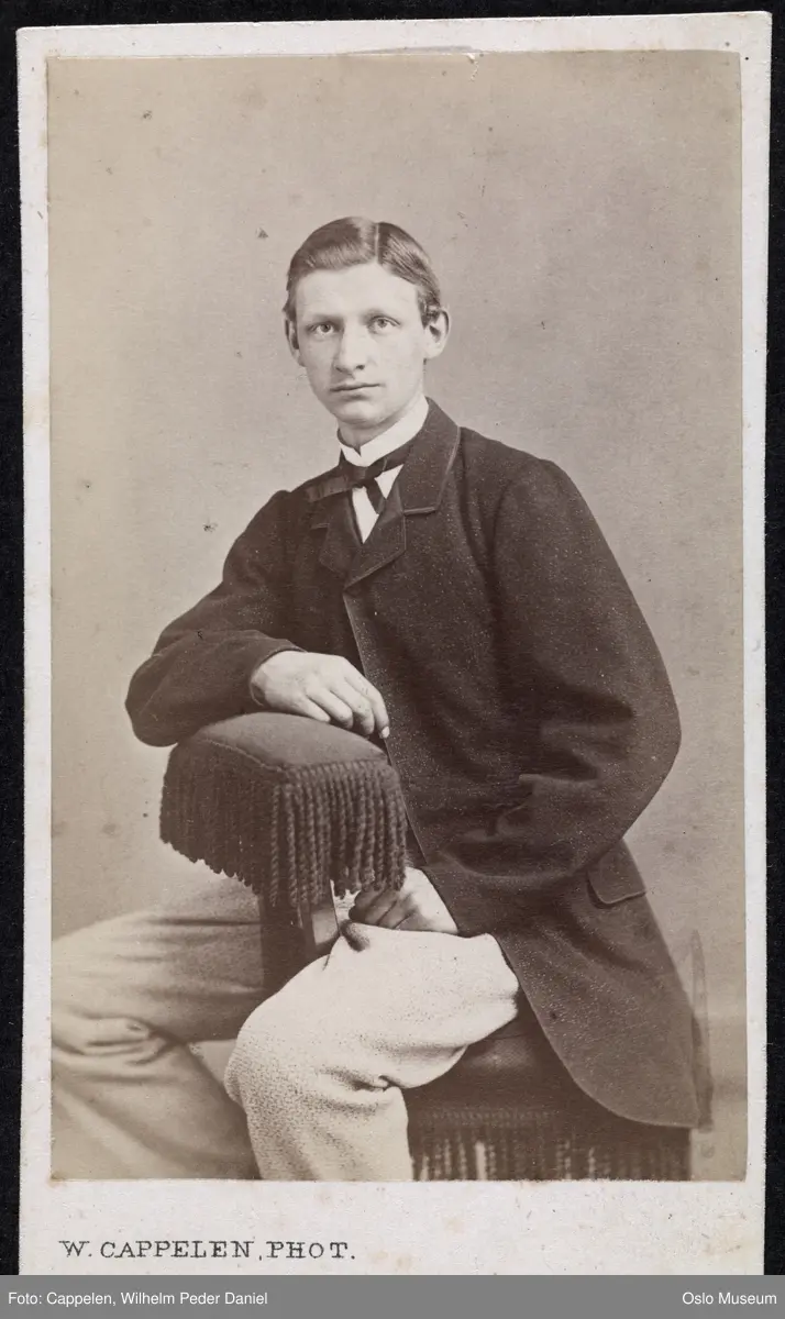 portrett, mann, sittende knefigur
